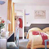 2 photo hotel LE HAMEAU DE PASSY, Paris, France