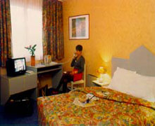 2 photo hotel COMFORT HOTEL MEDIAN, Paris, France