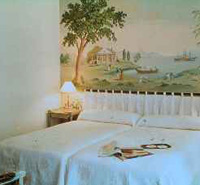 2 photo hotel FRANKLIN ROOSEVELT, Paris, France