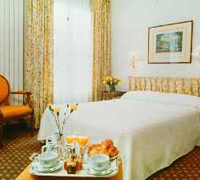 3 photo hotel FRANKLIN ROOSEVELT, Paris, France